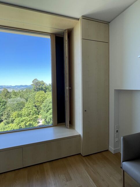 Hohes Fenster für effizientes Fensterlüften. (Foto: Peter Warthmann)